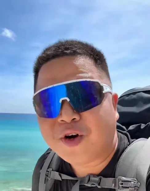 游戏主播连麦某牙一姐,女主播直播间大秀钢管舞,倒立一字马更是惊呆网友,太有活了!