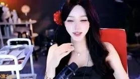 女主播跳热舞,被大哥发现屁股是假的,女主播害羞回应:不是屁股垫!